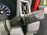 レバーには各種表示が記され、運転席から確認しやすい設計です。ウインカーやライト関連の操作を手元で行えるため、日常の運転で扱いやすく便利にお使いいただけます。