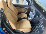 明るいベージュ系のシートが広がり、運転席と助手席にゆったり腰掛けられる室内です。ドア内張りも同系色でまとめられ、足元まで見渡しやすい配置。落ち着いた空間で、日々の移動を快適にお過ごしいただけます。