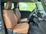 前席は視界が広く、運転席と助手席それぞれにゆったりとしたシートを配置。落ち着いたブラウンの色合いと縦のステッチが、居心地のよい空間を演出します。