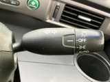 レバーには操作内容を示す表示があり、運転席から位置を確認しやすい配置です。方向指示やライト関連の操作を手元で行えるため、周囲の状況に注意を向けながら扱いやすい装備です。