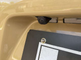 【バックカメラ】後退時に車両後方の映像をモニターに映す機能。目視できない死角を確認でき、衝突事故を防ぎます。駐車が苦手な方だけでなく全てのドライバーに必須の安全装備です。