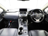 上質で落ち着いた印象のインパネ。視界も広々で運転しやすいです。