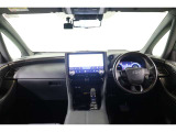 隅々にまで心づかいが施され、洗練されたデザインで高級感のある運転席廻りです。インナーミラーは電子インナーミラーです。ヘッドレストや荷物などで視界を遮られずに後方を確認することが可能です。