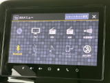 テレビやラジオ、Bluetoothなど複数のメニューが並び、使いたい音源を選びやすい画面です。アイコンと文字で項目が示されているため、内容を見分けやすく便利です。