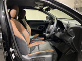 ブラウンとブラックを組み合わせたシートが落ち着いた雰囲気を演出。運転席まわりを見渡しやすく、座ったときの視界にも配慮された空間です。乗り降りの際もご確認ください。