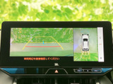 車両後方の映像に加え、周囲を上から見た表示も確認できます。駐車時に目安となるガイド線も表示され、画面を見ながら周辺の状況を把握しやすい便利な装備です。