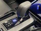 スムーズな操作で快適に運転を楽しめる、シフトポジションを電動で制御する電子式シフトレバーです。