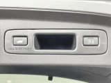 【パワーバックドア】スマートキーや運転席のボタンを押すだけでリアゲートが自動で開閉します!荷物を持っている時や、高い位置にあるバックドアを閉める際に便利な機能です♪
