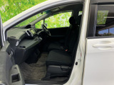 前席は運転席と助手席が横並びになり、運転席まわりから助手席まで見渡しやすいレイアウトです。座面と背もたれに加え、足元の広さも感じられ、乗り降り後も落ち着いて過ごせる空間です。