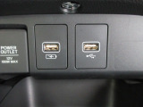 便利な充電用USBジャックも付いています。12V電源ソケットを設置しております。周辺機器の充電にご利用頂けます。