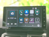 ラジオやテレビ、Bluetoothなどのメニューが並び、用途に合わせて選びやすい画面です。スマートフォン連携の項目もあり、日々の移動で便利に活用できます。