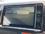 車両後方の様子をモニターで確認でき、駐車時や後退時の周囲確認をサポートします。目視による確認と併用することで、後方の状況を把握しやすくなります。