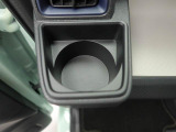 カップホルダーは運転席や助手席からちょうど手の届く位置です!!