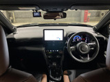 前席から見渡す室内は、中央のディスプレイとメーターが視線の先にまとまり、運転時の確認がしやすい配置。シートに座って視界や空間の広がりをご確認ください。