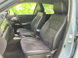 前席はゆったりとした座面とヘッドレストを備え、運転席まわりから前方を見渡しやすい配置です。シート中央の表情ある生地が落ち着いた印象で、乗り降りの際にも室内を確認しやすいです。