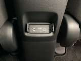 アームレストの後ろ側には、リア席用の充電可能なUSB端子が2個ついています。移動中に充電もできるので便利です。