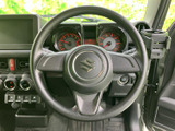 握る部分が手になじみやすい形状で、メーターや各種スイッチへも手が届きやすい運転席です。周辺の情報を確認しやすく、日常の運転を支える配置になっています。