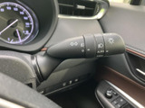 レバーには方向指示やライト関連の表示があり、手元で機能を見分けやすい配置です。メーター脇にまとまっているため、運転姿勢を大きく変えずに必要な操作を行えます。