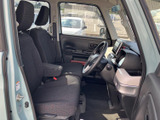 前席は視界が広く、運転席と助手席それぞれにゆったり腰掛けられる空間です。落ち着いた色合いのシートで、乗り降りの際も足元に余裕を感じていただけます。