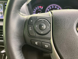 ステアリングには複数のスイッチが配され、手元から車内機能を扱える便利な装備です。表示を確認しながら使いやすく、運転中の視線移動を抑えるのにも役立ちます。