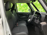 前席は座面と背もたれにゆとりがあり、運転席から前方や左右の様子を確認しやすい空間です。落ち着いた色合いでまとまり、日々の移動もくつろいでお過ごしいただけます。