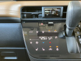 停車中にTVや映像コンテンツを楽しめる機能が搭載。長距離移動や休憩時間に、リラックスした時間を過ごせます。便利な機能です。