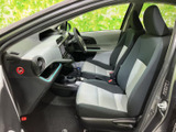 前席は座面と背もたれに明暗の配色を取り入れ、落ち着いた車内にほどよいアクセントを加えています。着座位置から前方を見渡しやすく、足元には余裕が感じられ、快適に過ごせる空間です。
