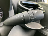 操作しやすい位置に配置されたウインカーレバー。スムーズな操作で、安全な車線変更をサポートします。