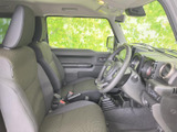 ゆったりとした座席と大きく取られた窓から、開放感のある視界が広がります。運転席まわりも見渡しやすく、落ち着いた色合いのシートで日常の移動も快適に過ごせそうです。