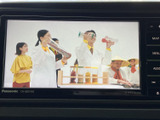 テレビ番組を画面で視聴でき、停車中の待ち時間にも映像を楽しめます。操作画面からテレビを選べるため、休憩中などに車内で過ごす時間を快適に活用できます。