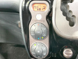【オートエアコン】一度お好みの温度に設定すれば、車内の温度を検知し風量や温度を自動で調整。暑い&hellip;寒い&hellip;と何度もスイッチ操作をする必要はありません。快適な車内空間には必須の機能ですね♪