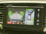 後方の映像に加え、車両周囲を上から見た表示も確認でき、駐車時の位置把握に役立ちます。画面のガイドを参考に周囲を確認できるため、車庫入れや切り返しをサポートします。
