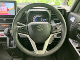 手元にスイッチ類がまとまり、運転姿勢を保ちながら各種操作へアクセスしやすい構成です。中央のホーン部分も見分けやすく、メーター類や画面を見ながら使えるため、毎日の運転で便利にお使いいただけます。