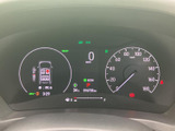 速度計と車両情報を確認できる表示が、運転席正面にまとめられています。走行中も必要な情報に目を向けやすく、表示が整理された見やすいメーター廻りです。
