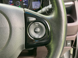 ステアリングにクルーズ機能のボタンがまとまり、運転中に手元で設定を確認しやすい仕様です。主要な操作部が近くに配置されているため、視線の移動を抑えながら扱いやすい点が便利です。