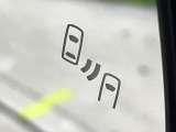 【ブラインドスポットモニター】走行中、ドアミラーの死角になりやすい箇所に後続車が接近するとサイドミラーのレンズに警告を表示!ドライバーに注意喚起をしてくれます。