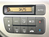 【オートエアコン】一度お好みの温度に設定すれば、車内の温度を検知し風量や温度を自動で調整。暑い&hellip;寒い&hellip;と何度もスイッチ操作をする必要はありません。快適な車内空間には必須の機能ですね♪