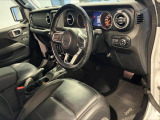運転席になります。