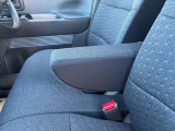 運転席にはアームレストが付いてます。