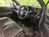 運転席まわりはメーターやセンターパネルが見渡しやすく、前方の視界も確保しやすいレイアウトです。座席にはゆとりがあり、日々の移動も落ち着いて過ごせます。