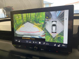 【パノラミックビューモニター】専用のカメラにより、上から見下ろしたような視点で360度クルマの周囲を確認することができます☆死角部分も確認しやすく、狭い場所での切り返しや駐車もスムーズに行えます。