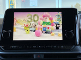 停車中には画面でテレビ番組を視聴でき、休憩時間などのひとときを過ごす際に便利です。画面表示が大きく、番組の映像を確認しやすい装備として、日常の待ち時間にも活用できます。