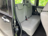 後席は左右に分かれた座面とヘッドレストを備え、乗車する方それぞれが座りやすい空間です。開口部が広く、乗り降りの際にも室内を確認しやすくなっています。