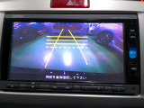バックカメラの画像です。ガイドラインがスムースな車庫入れをサポートいたします。車庫入れの安心感がアップしますね。