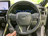 ステアリングには音量や選曲、運転支援に関するボタンが配され、手元で各機能を確認できます。メーターやナビ画面を見ながら扱いやすい位置にあり、日々の運転をサポートします。