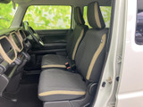 左右の前席は同じ柄のシートで統一され、明るい窓から室内に自然光が入ります。運転席まわりまで見渡しやすく、助手席の方にもゆったりと座っていただけます。