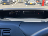 速度などの走行情報を視線を大きく移さず確認しやすい配置で、運転中も必要な表示を把握しやすくなっています。中央にまとめられた見やすいメーター廻りが、日々の運転をサポートします。