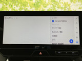 設定メニューが画面上に一覧で表示され、ドライバー設定や接続関連など必要な項目を探しやすい構成です。タッチ操作で内容を確認でき、車内機能の設定をスムーズに進められます。