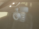 【ドラレコ前】今では車の必需品です。運転中の映像や音声を記録して残します。事故などが起きた場合の証拠になるので、もしもの時に役立ちます。