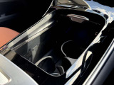 メルセデス・ベンツ八王子の最新のショールームには、大型モニターがあり最先端のメルセデス・ベンツをご体感頂けます!屋内展示場のため、天候の悪い日でも、ごゆっくりとお車をご覧頂ける店舗でございます!